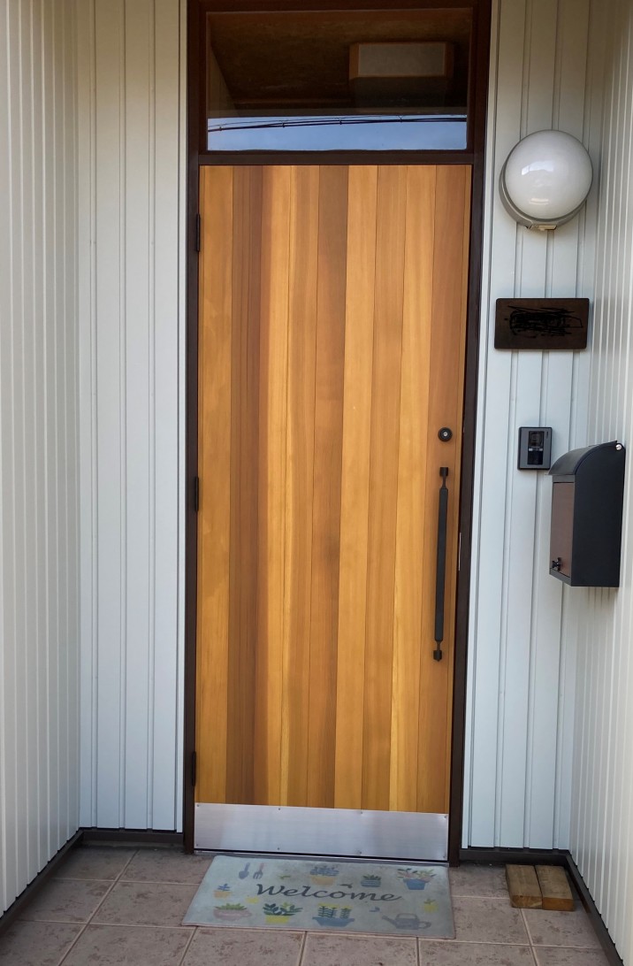 外壁ﾘﾌｫｰﾑ　～ｶﾞﾙﾊﾞﾆｳﾑ張りで～　①　【simple】　玄関ドアとエコキュート